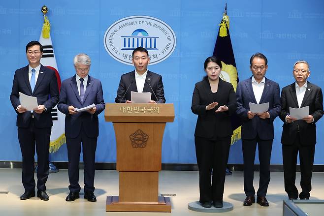 더불어민주당 소속 장경태(왼쪽부터)·민형배·김용민·강준현·김문수 의원이 11일 서울 여의도 국회 소통관에서 검찰청법 폐지법안, 공소청 신설법안 등 검찰개혁을 위해 발의한 법안들에 대해 설명하고 있다. [연합]