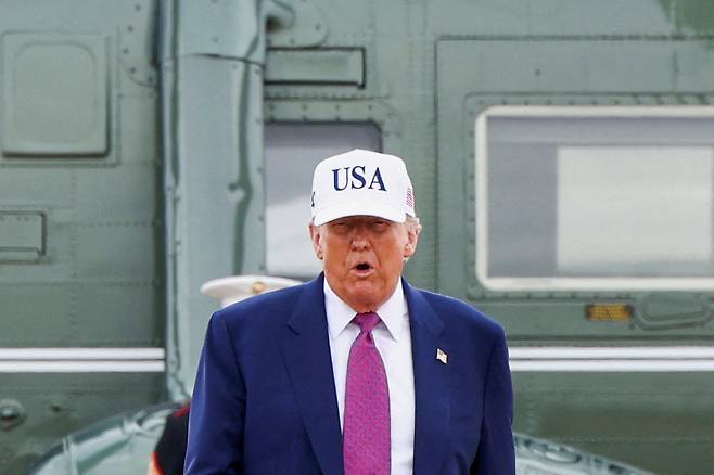 도널드 트럼프 미국 대통령이 10일(현지시간) 노스캐롤라이나 포트 브래그 육군기지를 방문해 연설하고 있다. [로이터]