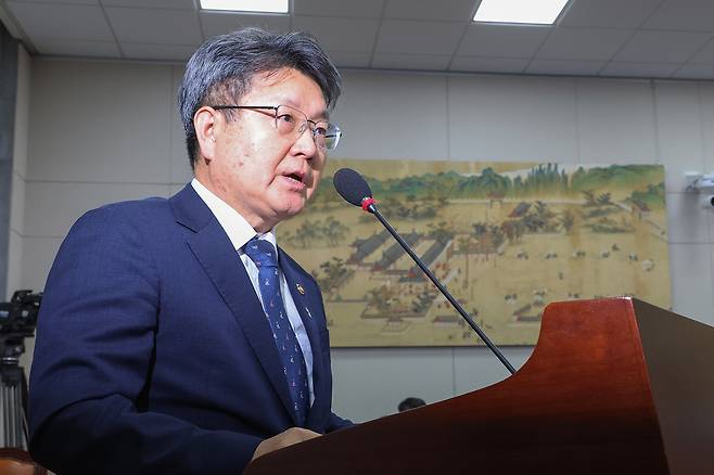 오석환 교육부 차관이 11일 서울 여의도 국회에서 열린 교육위원회 전체회의에서 보수 성향 단체 ‘리박스쿨’의 댓글 여론조작 관련 점검내용 등을 보고 하고 있다. [연합]