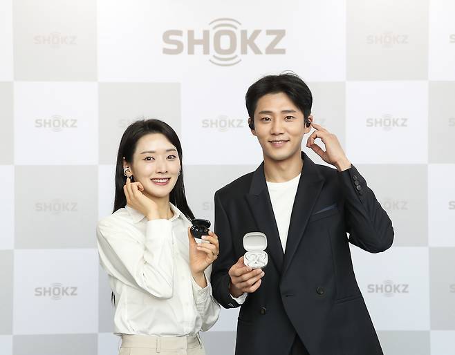 샥즈의 ‘오픈닷 원’과 ‘오픈핏 2+’를 모델이 착용한 모습. [샥즈 제공]
