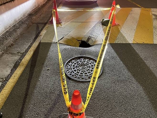 청주시 흥덕구 가경동의 한 아파트 인근 도로에 직경 50㎝, 깊이 1m 의 싱크홀이 발생했던 모습. (이해를 돕기 위한 것으로 대치동 현장 사진 아님) [청주서부소방서]