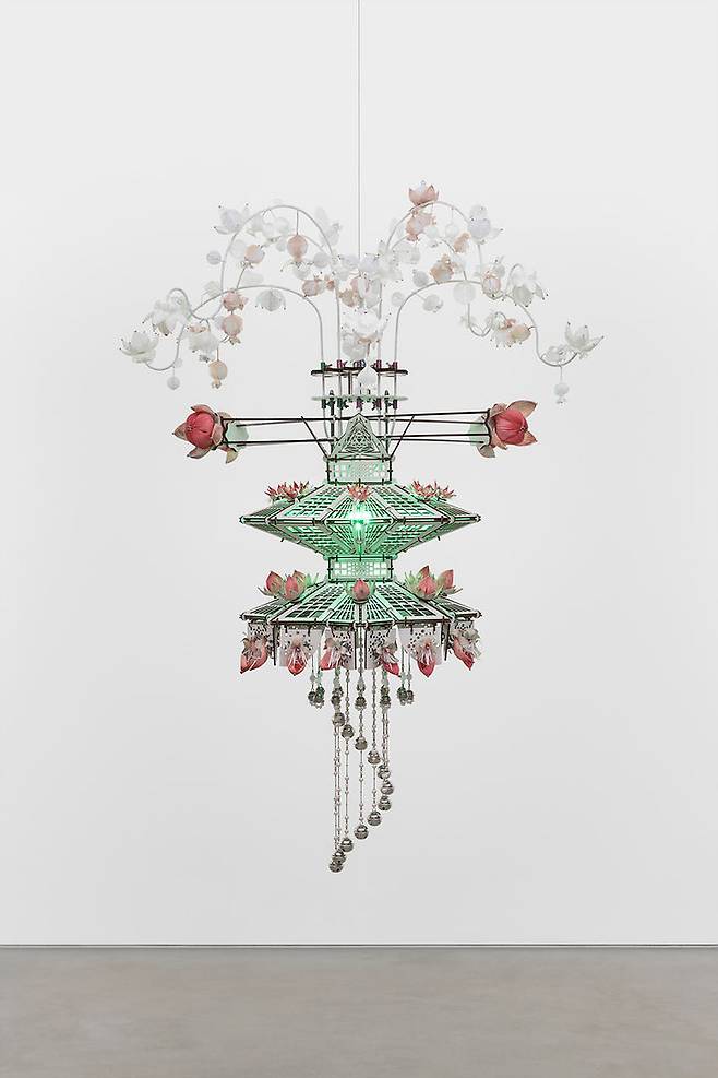 양혜규 〈황홀봉헌탑등恍惚奉獻塔燈 – 서리 홍련 이계화二界花〉 2025 Birch plywood, wood stain, PVD-coated fully threaded stainless steel bolts, PVD-coated stainless steel and stainless steel components, LED bulb, cable, aluminum wires, hinoki wood, alu-dibond, hanji, honeycomb paper balls, stainless steel chains, beads, urethane string, thread, leather cord, stainless steel bells, split rings, stainless steel wire rope 160 x 120 x 120 cm Courtesy of the artist and Kukje Gallery 사진: 안천호 이미지 제공: 국제갤러리 *재판매 및 DB 금지
