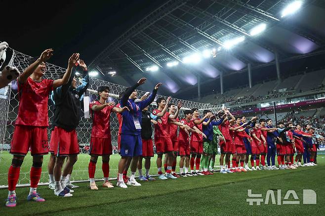 [서울=뉴시스] 김근수 기자 = 11회 연속 월드컵 본선 진출에 성공한 한국 축구대표팀이 10일 서울 마포구 서울월드컵경기장에서 열린 2026 국제축구연맹(FIFA) 북중미월드컵 아시아 3차 예선 쿠웨이트와 경기를 마치고 경기장을 돌며 관중들에게 인사하고 있다. 2025.06.10. ks@newsis.com
