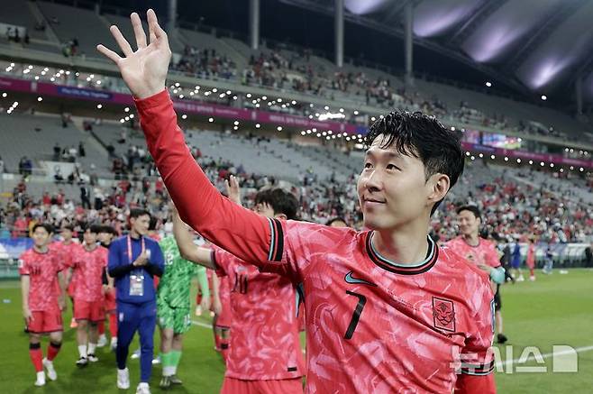 [서울=뉴시스] 최동준 기자 = 11회 연속 월드컵 본선 진출에 성공한 한국 축구대표팀 손흥민이 10일 서울 마포구 서울월드컵경기장에서 열린 2026 국제축구연맹(FIFA) 북중미월드컵 아시아 3차 예선 쿠웨이트와 경기를 마치고 경기장을 돌며 관중들에게 인사하고 있다. 2025.06.10. photocdj@newsis.com