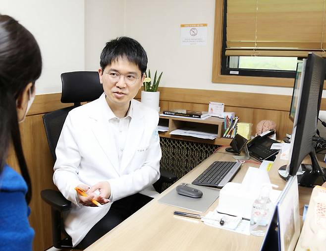 [서울=뉴시스] 11일 의료계에 따르면 뇌와 척수 바깥에 있는 말초신경이 손상되는 것을 말초신경병이라고 하며, 말초신경들은 몸 전체의 감각기능, 운동기능, 자율신경기능을 관장하는 역할을 한다. (사진=세란병원 제공) 2025.06.10. photo@newsis.com *재판매 및 DB 금지