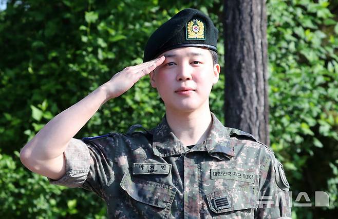 [연천=뉴시스] 김혜진 기자 = 군 복무를 마친 방탄소년단 지민이 11일 오전 경기도 연천군의 한 부대 인근에서 전역인사를 하고 있다. 2025.06.11. jini@newsis.com