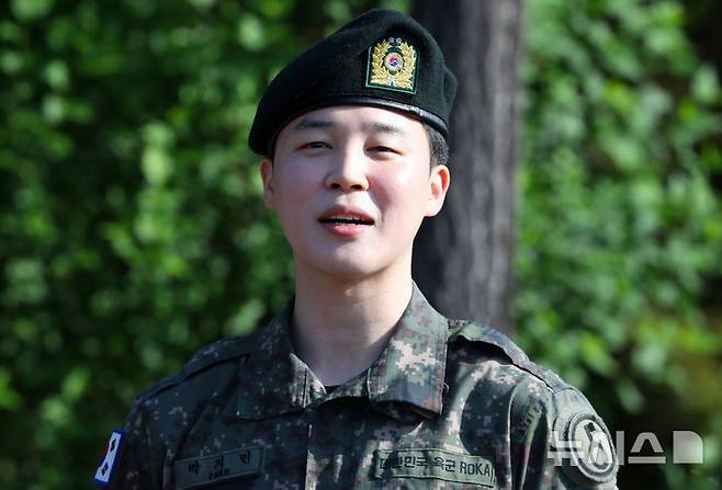 [연천=뉴시스] 김혜진 기자 = 군 복무를 마친 방탄소년단 지민이 11일 오전 경기도 연천군의 한 부대 인근에서 전역인사를 하고 있다. 2025.06.11. jini@newsis.com