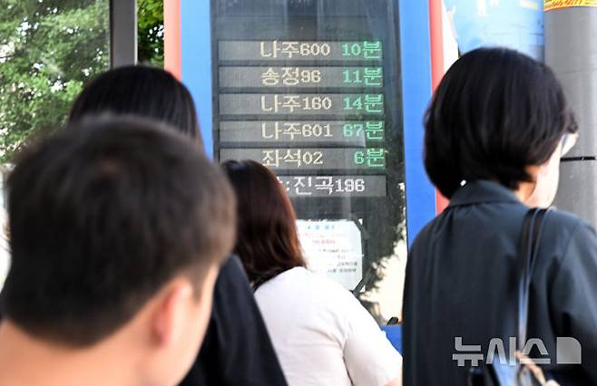 [광주=뉴시스] 김혜인 기자 = 광주 시내버스 파업 재개 사흘째인 11일 오전 광주 광산구 광주송정역 버스정류장에서 시민들이 버스를 기다리고 있다.  광주 시내버스 노조는 사측과 임금 인상 등에 대한 협의점을 찾지 못해 지난 5일 총파업에 돌입한 뒤 연휴 동안 준법투쟁을 벌이다 지난 9일부터 파업에 돌입했다. 광주시는 대체기사를 투입해 운행률을 80%대로 유지하고 있으나 파업으로 인해 일부 노선은 배차 간격이 늘어났다. 2025.06.11. hyein0342@newsis.com