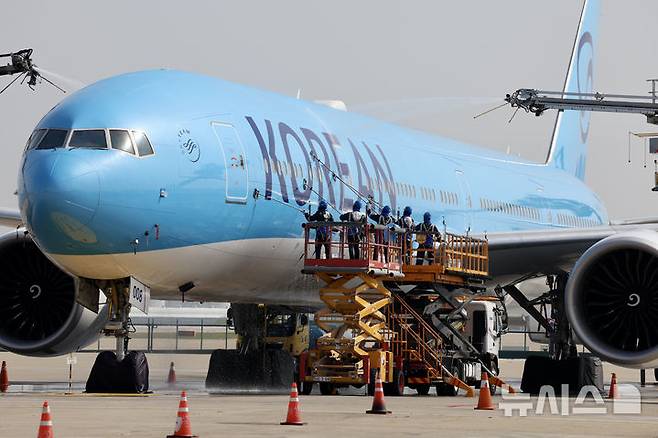 [서울=뉴시스] 김명년 기자 = 24일 오전 인천국제공항에 위치한 대한항공 정비 격납고에서 관계자들이 봄맞이 항공기 동체 세척을 하고 있다. 2025.04.24. kmn@newsis.com