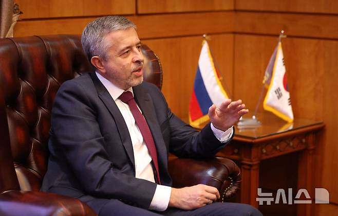 [서울=뉴시스] 게오르기 지노비예프 주한 러시아 대사는 10일 서울 정동 러시아대사관에서 개최한 '러시아의 날' 기념행사에서 "러시아는 한반도 평화 증진에 기여할 준비가 돼 있다"고 밝혔다. 사진은 지난 3월26일 뉴시스와 단독 인터뷰를 하고 있는 모습. 2025.06.11.