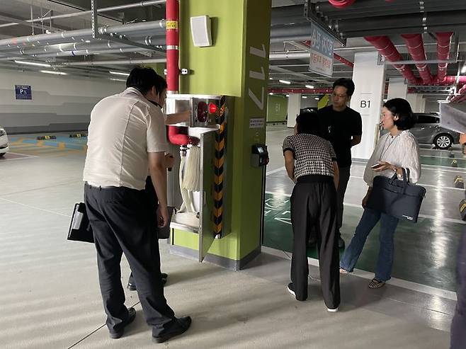 [양산=뉴시스] 지난해 공동주택 충전시설 화재예방 합동점검을 하고 있다. (사진=양산시 제공) 2025.06.11. photo@newsis.com *재판매 및 DB 금지