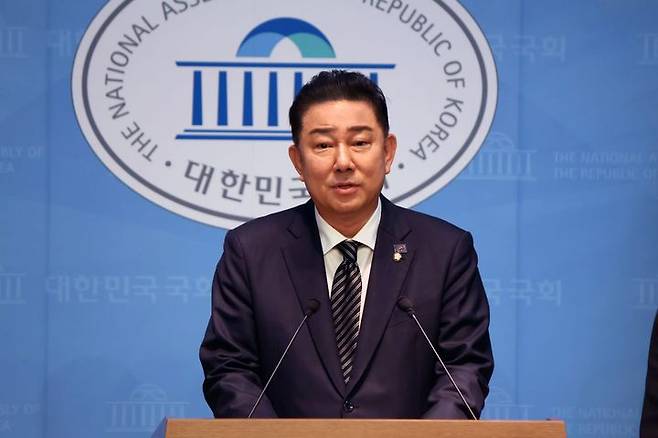 [서울=뉴시스] 조성봉 기자= 김병기  더불어민주당 의원이 5일 서울 여의도 국회 소통관에서 원내대표 출마를 선언하고 있다.(사진=김병기 의원실 제공) 2025.06.05. photo@newsis.com *재판매 및 DB 금지