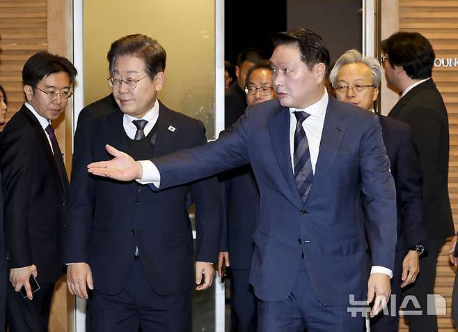 [서울=뉴시스] 국회사진기자단 = 이재명 더불어민주당 대선 후보와 최태원 대한상공회의소 회장이 8일 서울 중구 대한상공회의소에서 열린 대선 후보 초청 경제5단체장 간담회에 참석하고 있다. 2025.05.08. photo@newsis.com