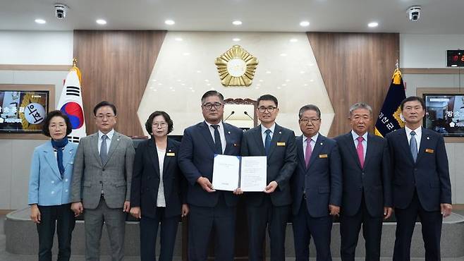 [괴산=뉴시스] 11일 충북 괴산군의회 회의장에서 군의원들이 괴산군 홍수예방 근본대책 촉구 건의문을 채택한 뒤 기념사진을 찍고 있다. (사진=괴산군의회 제공) 2025.6.11. photo@newsis.com *재판매 및 DB 금지