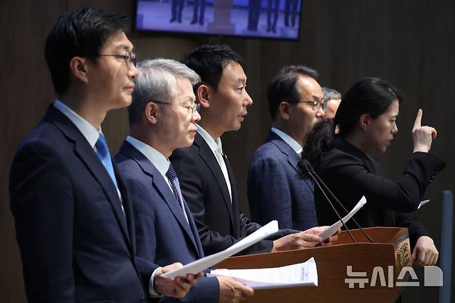 [서울=뉴시스] 고승민 기자 = 더불어민주당 장경태, 김용민 등 의원들이 11일 서울 여의도 국회 소통관에서 검찰 개혁 관련 기자회견을 하고 있다. 2025.06.11. kkssmm99@newsis.com