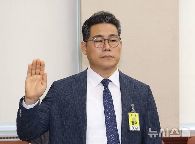 [서울=뉴시스] 고승민 기자 = 백해룡 강서경찰서 화곡지구대장(전 영등포서 형사과장)이 지난달 20일 서울 여의도 국회에서 열린 제417회 국회 임시회 제2차 행정안전위원회 마약수사 외압 의혹 관련 청문회에서 증인 선서를 하고 있다. 2024.08.20. kkssmm99@newsis.com *재판매 및 DB 금지