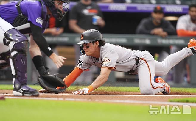 [덴버=AP/뉴시스] 샌프란시스코 자이언츠의 이정후가 10일(현지 시간) 미 콜로라도주 덴버의 쿠어스 필드에서 열린 2025 메이저리그 콜로라도 로키스와의 경기 1회 초 3루타로 진루 후 윌리 아다메스의 희생플라이로 득점하고 있다. 2025.06.11.