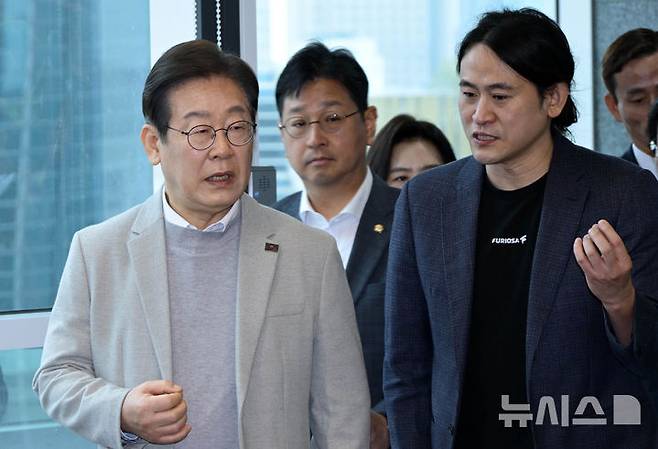 [서울=뉴시스] 국회사진기자단 = 이재명 대통령이 제21대 대통령 선거 출마를 선언한 이후 서울 강남구 퓨리오사AI를 방문해 백준호 퓨리오사AI 대표와 대화하고 있다. 2025.04.14. photo@newsis.com