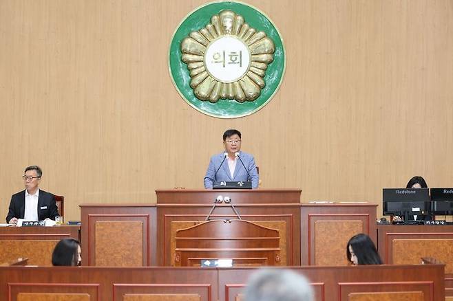 [고성(경남)=뉴시스] 신정철 기자= 경남 고성군의회(의장 최을석)는 11일, 제302회 제1차 정례회 제2차 본회의를 끝으로 지난 5월 20일부터 23일간 이어진 의사일정을 모두 마무리하고 폐회했다.사진은 11일 제302회 제1차 정례회제2차 본회의 개회 모습.(사진=고성군의회 제공).2025.06.11. photo@newsis.com *재판매 및 DB 금지