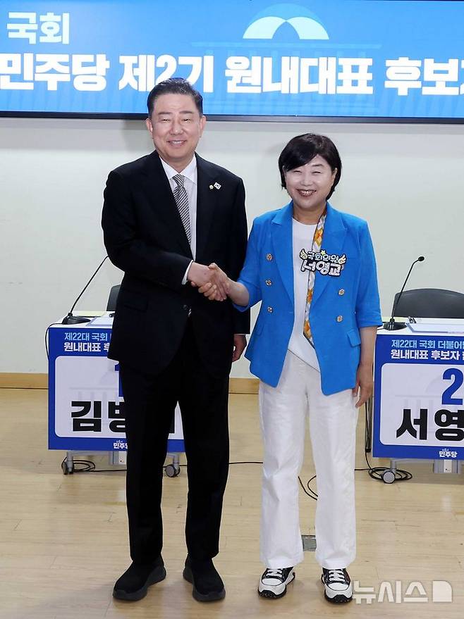 [서울=뉴시스] 조성봉 기자= 김병기, 서영교 더불어민주당 원내대표 후보가 10일 오후 서울 여의도 국회 의원회관 소회의실에서 열린 민주당 2기 원내대표 후보 합동토론회에서 악수를 하고 있다. 2025.06.10. suncho21@newsis.com