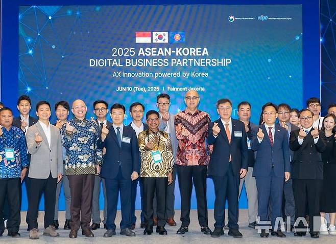 [서울=뉴시스]10일(현지 시간) 한-아세안 디지털 비즈니스 파트너십 행사에서 정창림 과학기술정보통신부 국장(왼쪽 앞열 네번째)와 박윤규 정보통신산업진흥원장(왼쪽 앞열 일곱번째), 삿빈더 싱 아세안 사무국 경제사무차장(왼쪽 앞열 여섯번째) 등이 기념 사진을 촬영하고 있다. (사진=과기정통부 제공)