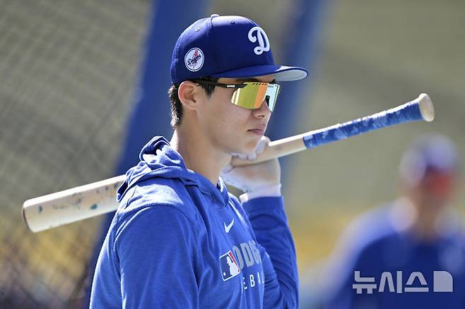 [로스앤젤레스=AP/뉴시스] LA 다저스의 김혜성이 지난 2일(현지 시간) 미 캘리포니아주 로스앤젤레스 다저 스타디움에서 열리는 2025 메이저리그 뉴욕 메츠와의 경기를 앞두고 타격 훈련으로 몸을 풀고 있다. 2025.06.03.