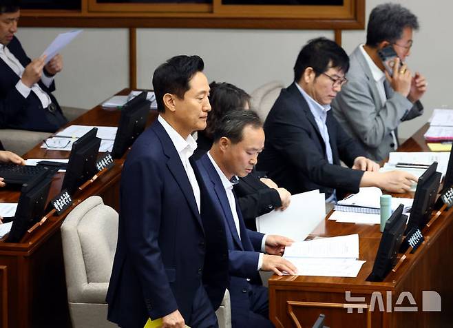 [서울=뉴시스] 박주성 기자 = 오세훈 서울시장이 11일 오전 서울 중구 서울시의회에서 열린 제331회 정례회 제2차 본회의에 참석하고 있다. 2025.06.11. park7691@newsis.com