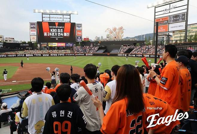[서울=뉴시스] 프로야구 한화 이글스가 5일 대전 한화생명볼파크에서 열린 2025 신한 쏠뱅크 KBO리그 KT 위즈와의 경기에 만원 관중을 동원했다. (사진=한화 이글스 제공) 2025.06.05. *재판매 및 DB 금지