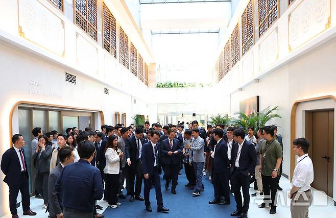 [서울=뉴시스] 최진석 기자 = 이재명 대통령이 11일 서울 용산 대통령실 기자식당에서 식사를 마친 뒤 출입기자들과 이동하고 있다. 2025.06.11. myjs@newsis.com