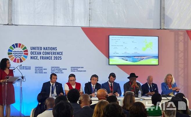 [포항=뉴시스] 송종욱 기자 = 장상길 경북 포항 부시장은 지난 7일 프랑스 니스에서 열린 '제3차 UN 해양 총회(UNOC3) 공식 사전 행사인 '연안 회복 연합체 출범식'에 참석했다. 사진은 연안 회복 연합체 출범식에 참석한 장상길 포항 부시장의 모습. (사진=포항시 제공) 2025.06.11 photo@newsis.com