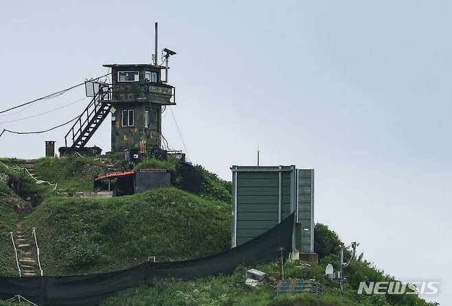 [파주=뉴시스] 김근수 기자 = 국방부가 북한의 오물풍선에 대응하기 위해 대북방송을 재개한 지난해 7월 21일 경기 파주 접경지역에 고정형 대북확성기로 추정되는 구조물이 설치돼 있다. 2025.06.11. ks@newsis.com