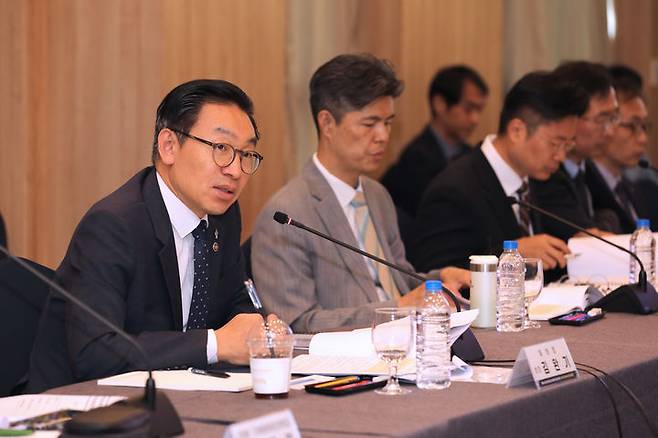 [서울=뉴시스] 김완기(왼쪽 첫번째) 특허청장이 휴머노이드 로봇 분야 산·학·연 정책간담회에서 인사말을 하고 있다. (사진=특허청 제공) 2025.06.11. photo@newsis.com *재판매 및 DB 금지
