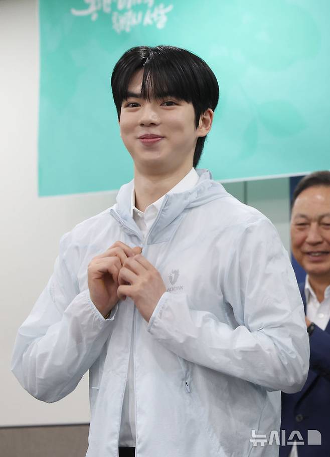 [서울=뉴시스] 김금보 기자 = 피겨스케이팅 차준환이 14일 서울 중구 서울시청에서 열린 서울시청 피겨팀 입단식에서 유니폼을 입고 있다. 2025.05.14. kgb@newsis.com