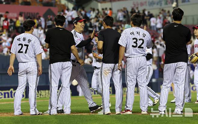 [서울=뉴시스] 김선웅 기자 = 11일 서울 송파구 잠실야구장에서 열린 2025 프로야구 SSG 랜더스와 LG 트윈스의 경기, 6-4로 승리를 거둔 LG 김현수 등 선수들이 기쁨을 나누고 있다. 2025.06.11. mangusta@newsis.com