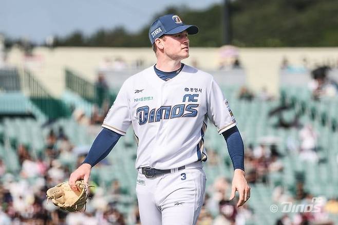 [서울=뉴시스] 프로야구 NC 다이노스 라일리 톰슨이 18일 울산 문수구장에서 열린 2025 신한 쏠뱅크 KBO리그 키움 히어로즈와의 경기에 선발 등판해 이닝을 마친 뒤 마운드를 내려가고 있다. (사진=NC 다이노스 제공) 2025.05.18. *재판매 및 DB 금지