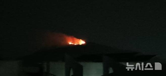 [포항=뉴시스] 안병철 기자 = 11일 오후 9시23분께 경북 포항시 북구 흥해읍 칠포리 곤륜산 정상에서 화재가 발생했다.(사진=독자 제공) 2025.06.11. photo@newsis.com