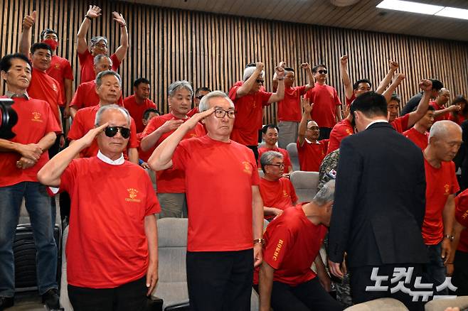 5일 서울 여의도 국회에서 열린 제426회국회(임시회) 제1차 본회의에서 '순직 해병 수사 방해 및 사건 은폐 등의 진상규명을 위한 특별검사의 임명 등에 관한 법률안'이 통과되자 방청을 온 해병대 예비역 연대 회원들이 기뻐하고 있다. 윤창원 기자