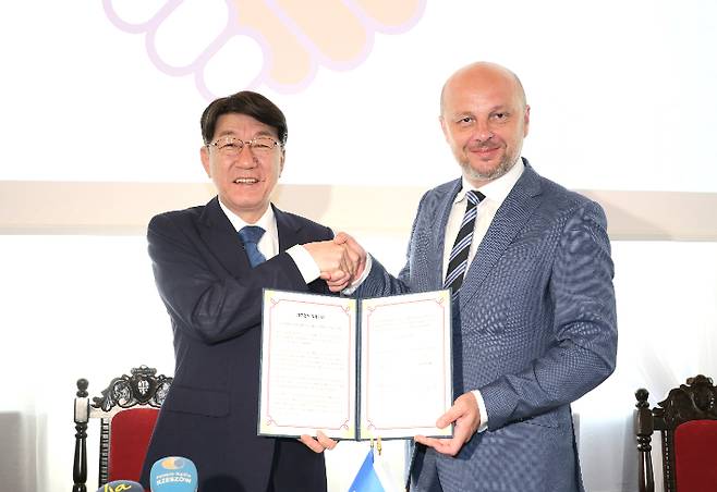폴란드를 찾은 우범기 전주시장이 콘라드 피요엑 제슈프시장과 '상호 경제발전 협력 강화를 위한 상호협력 양해각서'를 체결한 뒤 악수하고 있다. 전주시 제공