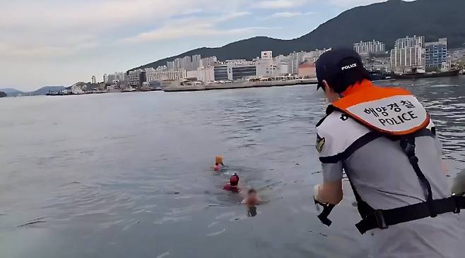 여수해경이 해상에 빠진 남성들을 구조하고 있다. 여수해경 제공