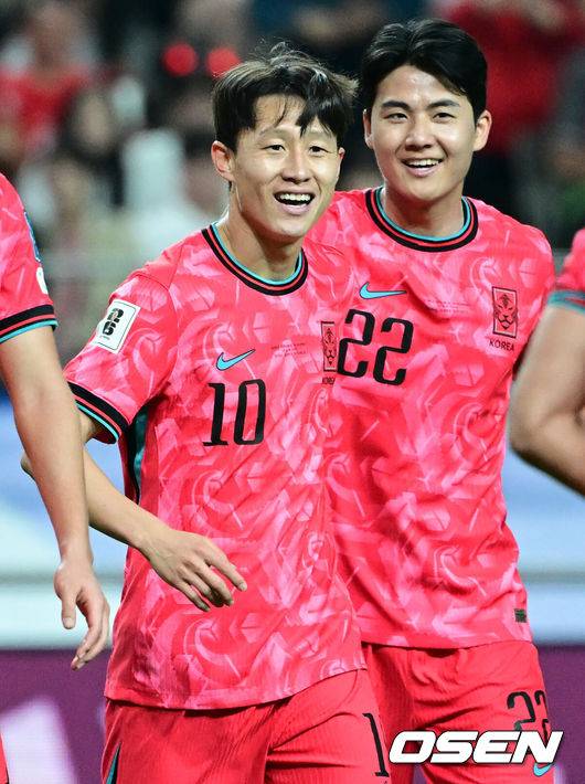 [OSEN=상암, 조은정 기자]10일 서울 마포구 서울월드컵경기장에서 2026 국제축구연맹(FIFA) 북중미 월드컵 아시아 3차 예선 B조 10차전 대한민국 남자 축구 대표팀과 쿠웨이트의 경기가 열렸다.한국은 지난 6일 이라크 원정에서 2-0 완승과 함께 5승 4무(승점 19)로 조 2위 이상을 확정, 11회 연속 월드컵 본선 진출을 조기 확정지었다.후반 한국 이재성이 팀의 네 번째 골을 넣은 뒤 설영우와 기뻐하고 있다. 2025.06.10 /cej@osen.co.kr