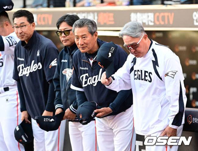 [OSEN=대전, 김성락 기자] 한화 김경문 감독을 비롯한 코치진이 KT 더그아웃을 향해 인사하고 있다. 2025.06.04 / ksl0919@osen.co.kr