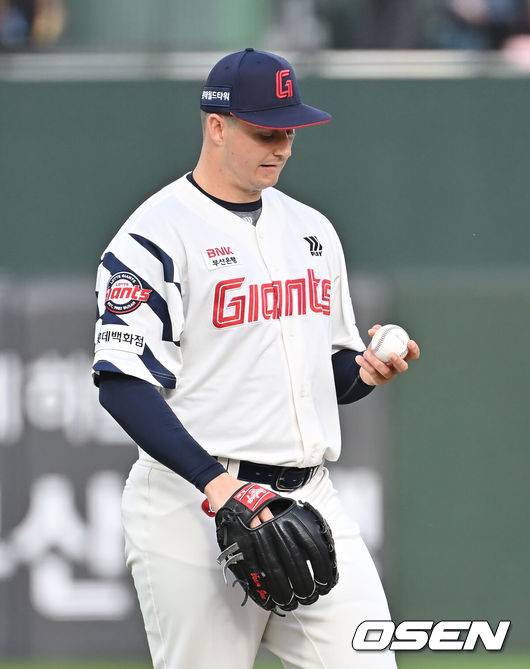 [OSEN=부산, 이석우 기자] 5일 부산 사직야구장에서 2025 신한 SOL 뱅크 KBO 리그 롯데 자이언츠와 키움 히어로즈의 경기가 열렸다. 홈팀 롯데는 데이비슨이, 방문팀 키움은 하영민이 선발 출전했다.롯데 자이언츠 선발 투수 데이비슨이 1회초에만 4실점하고 아쉬워하고 있다. 2025.06.05 / foto0307@osen.co.kr