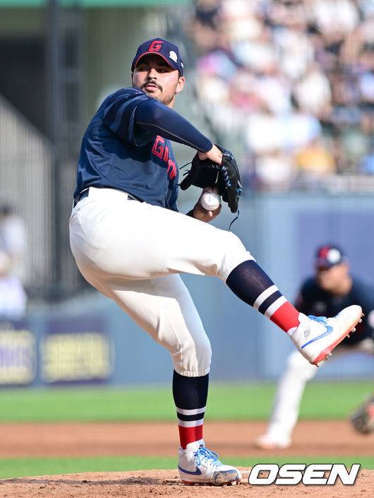 [OSEN=잠실, 최규한 기자] 8일 서울 잠실야구장에서 ‘2025 신한 SOL Bank KBO리그’ 두산 베어스와 롯데 자이언츠의 경기가 열렸다.홈팀 두산은 곽빈, 방문팀 롯데는 알렉 감보아를 선발로 내세웠다.2회말 롯데 선발 감보아가 힘차게 공을 뿌리고 있다. 2025.06.08 / dreamer@osen.co.kr