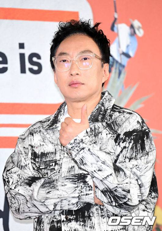 [OSEN=최규한 기자] 20일 오후 서울 상암 스탠포드 호텔에서 JTBC 새 예능 프로그램 'My name is 가브리엘' 제작발표회가 열렸다.'My name is 가브리엘(마이 네임 이즈 가브리엘)'은 아무도 나를 모르는 곳에서 세계 80억 인구 중 한 명의 이름으로 72시간 동안 '실제 그 사람의 삶'을 살아가는 관찰 리얼리티 예능이다.&nbsp;제작사 테오(TEO) 설립 후 다양한 프로젝트를 선보이고 있는 김태호 PD와 '놀라운 토요일', '혜미리예채파' 등을 연출한 이태경 PD가 의기투합해 선보이는 프로그램으로 박명수, 염혜란, 홍진경, 지창욱, 박보검, 가비, 덱스가 라인업으로 확정돼 기대를 더하고 있다. 방송인 박명수가 포토타임을 하고 있다. 2024.06.20 / dreamer@osen.co.kr