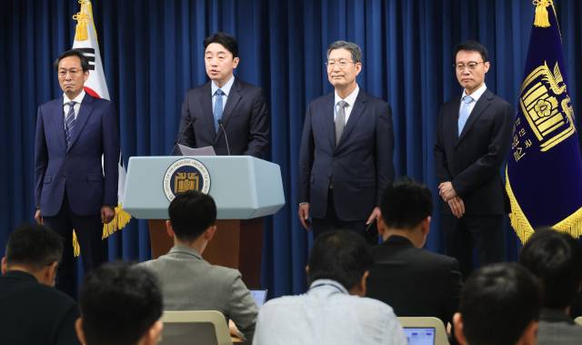 ▲강훈식 대통령 비서실장이 지난 8일 용산 대통령실에서 정무,홍보,민정 수석 인선을 발표하고 있다. 왼쪽부터 우상호 정무수석, 강 비서실장, 오광수 민정수석, 이규연 홍보소통수석. ⓒ연합뉴스