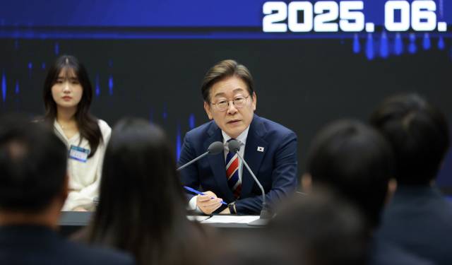 ▲이재명 대통령이 11일 서울 영등포구 한국거래소에서 열린 주식시장 불공정거래 근절을 위한 현장 간담회에서 참석자 질문에 답하고 있다. ⓒ연합뉴스