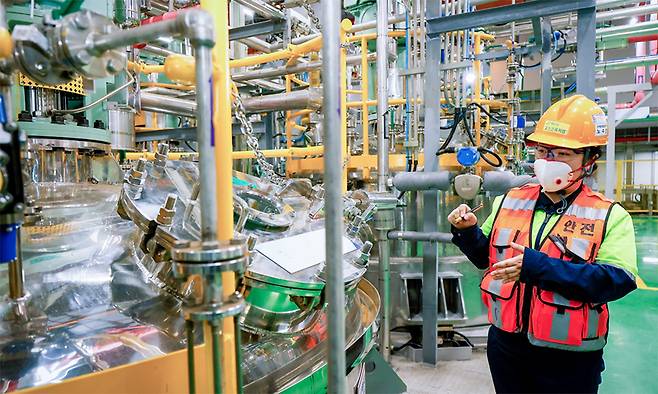 노수진 포스코퓨처엠 광양 전구체 공장장이 생산설비를 설명하고 있는 모습. 포스코퓨처엠 제공