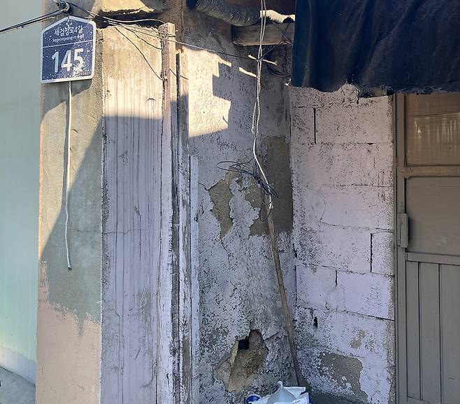 지난 3월 28일 서울 서대문구 홍제동 개미마을 한 건물 외벽에 구멍이 뚫려 있다. 임성균 기자