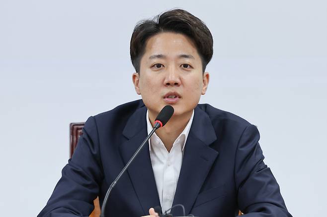 제21대 대통령 선거 후보를 지낸 개혁신당 이준석 의원이 5일 오후 서울 여의도 국회에서 열린 선거대책본부 해단식에 참석해 인사말을 하고 있다. 뉴스1