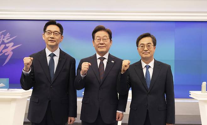 6·3 대선후보 민주당 경선에 나섰던 이재명 대통령(가운데)과 김동연 경기도지사(오른쪽)가&nbsp;토론회에 앞서 화이팅을 외치고 있다. 선거캠프 제공